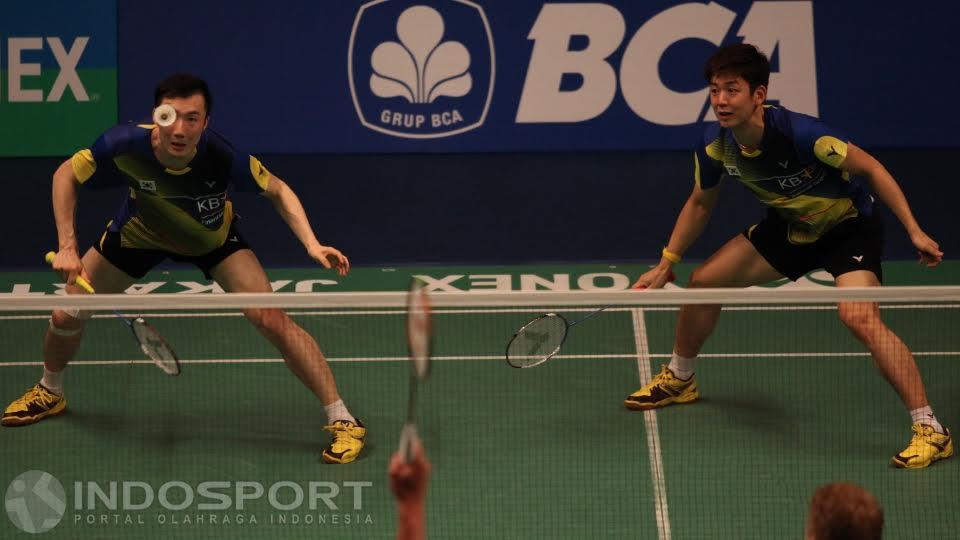 Ganda putra Korea Lee Yong Dae/Yoo Yeon Seong mengembalikan kok ke arah ganda Denmark Kim Astrup/Anders Skaarup Rasmussen pada semifinal Indonesia Open 2016, Sabtu (04/06/16).